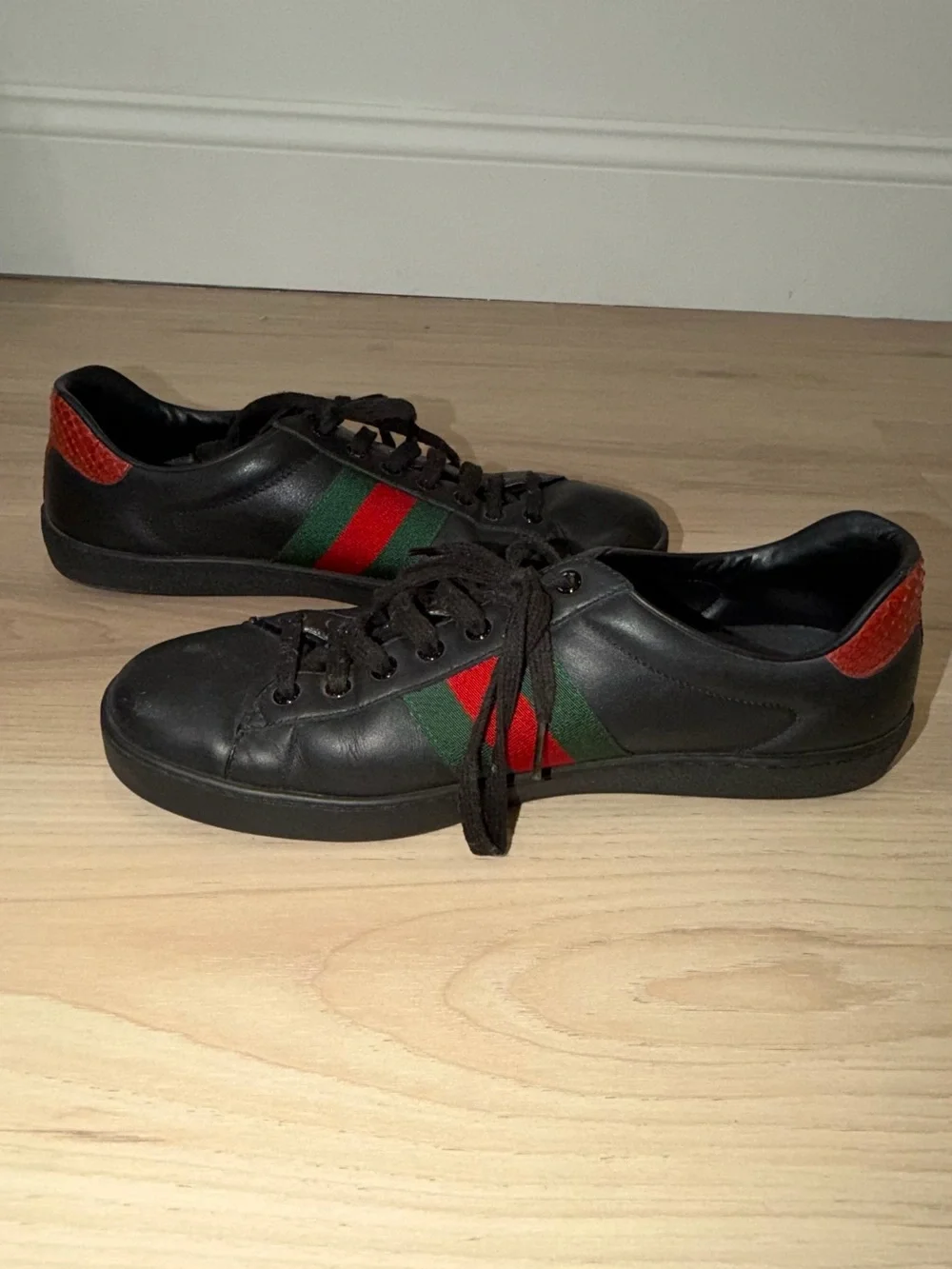 Gucci Black Leather Low-Top Sneakers with Red and Green Stripe
